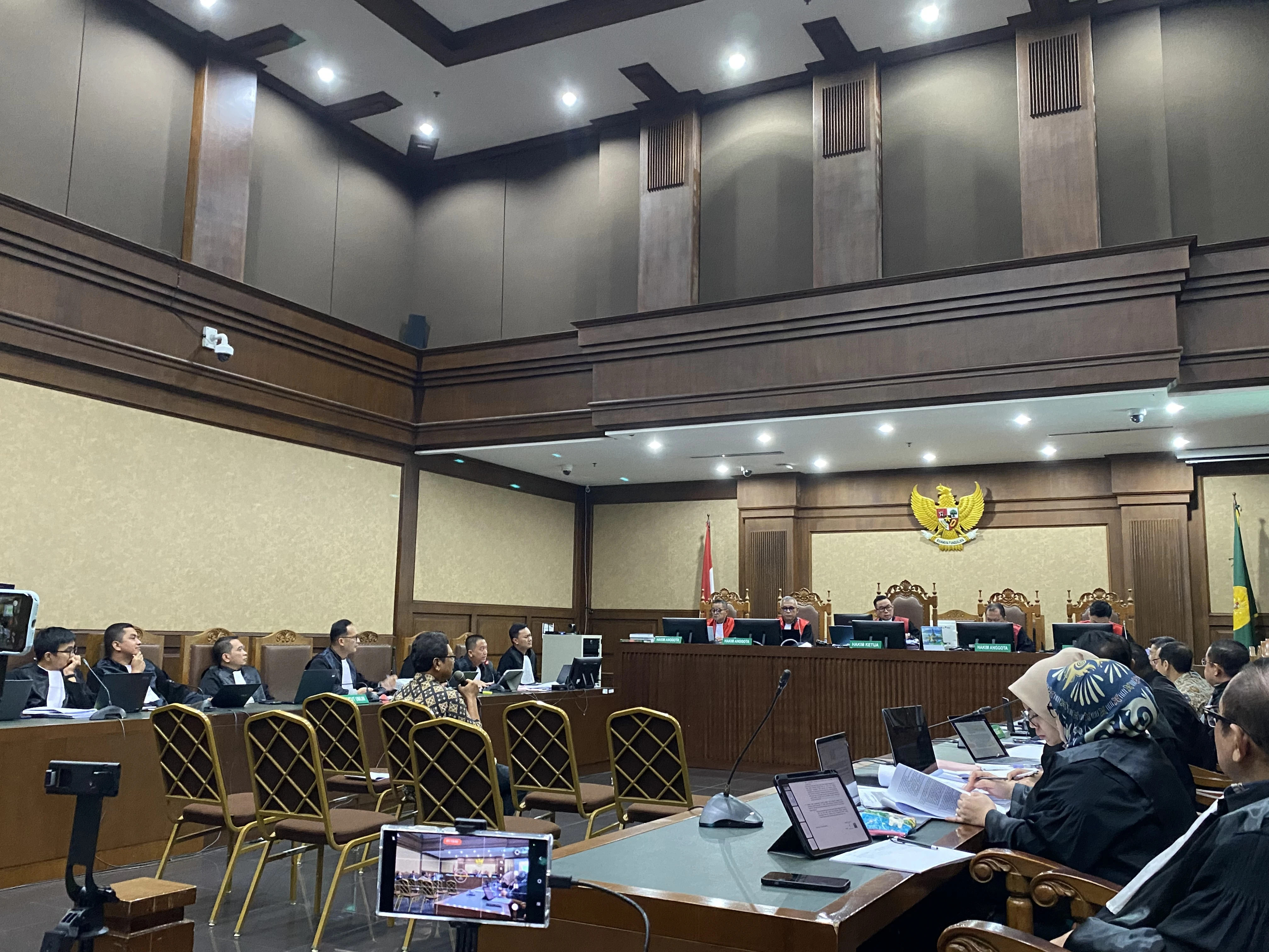 Duga Ada Saksi Terima Aliran Uang, Kuasa Hukum Nadiem Lapor ke KPK