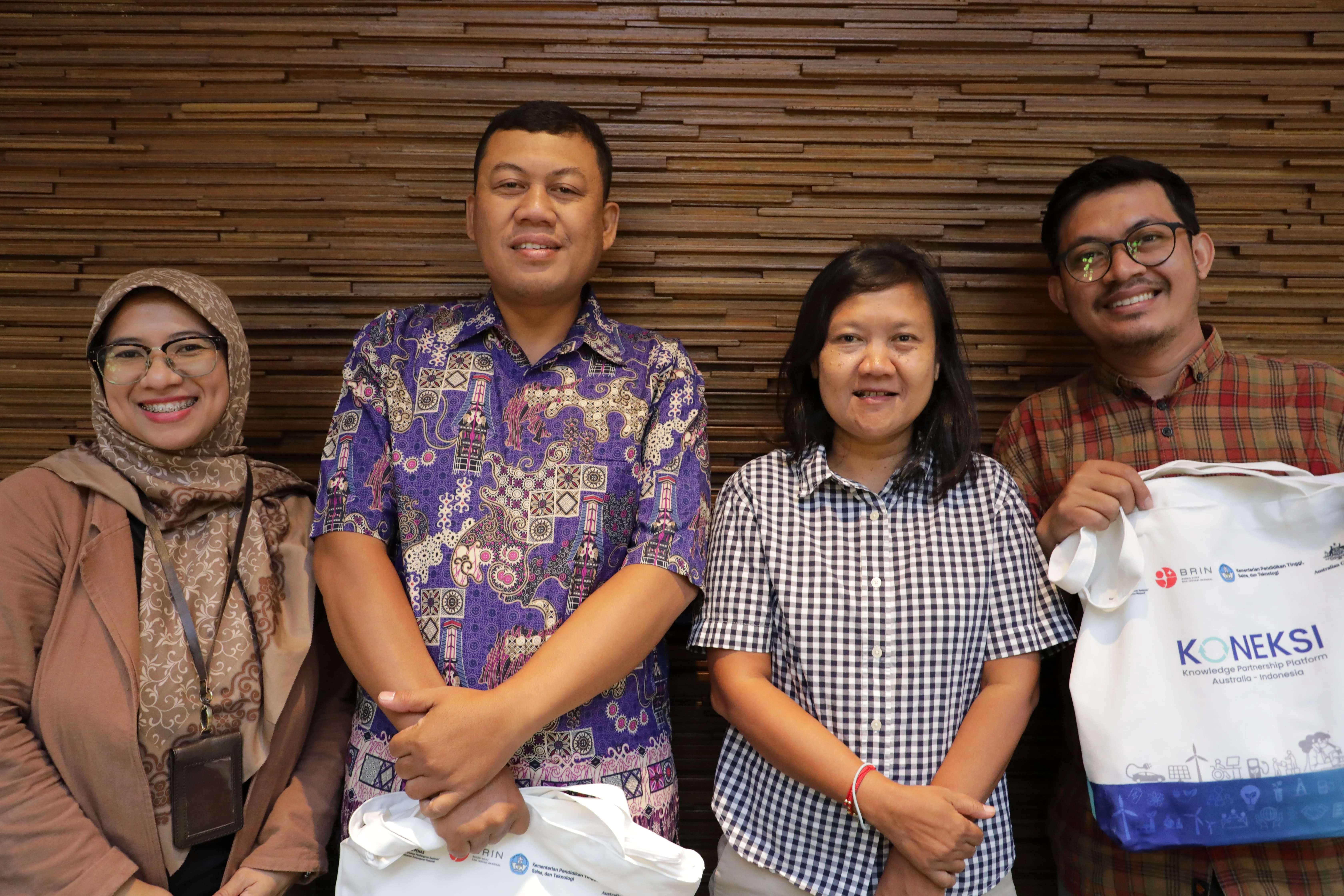 Riset BRIN: Krisis Iklim Hancurkan Ekonomi Perempuan Pesisir Jawa