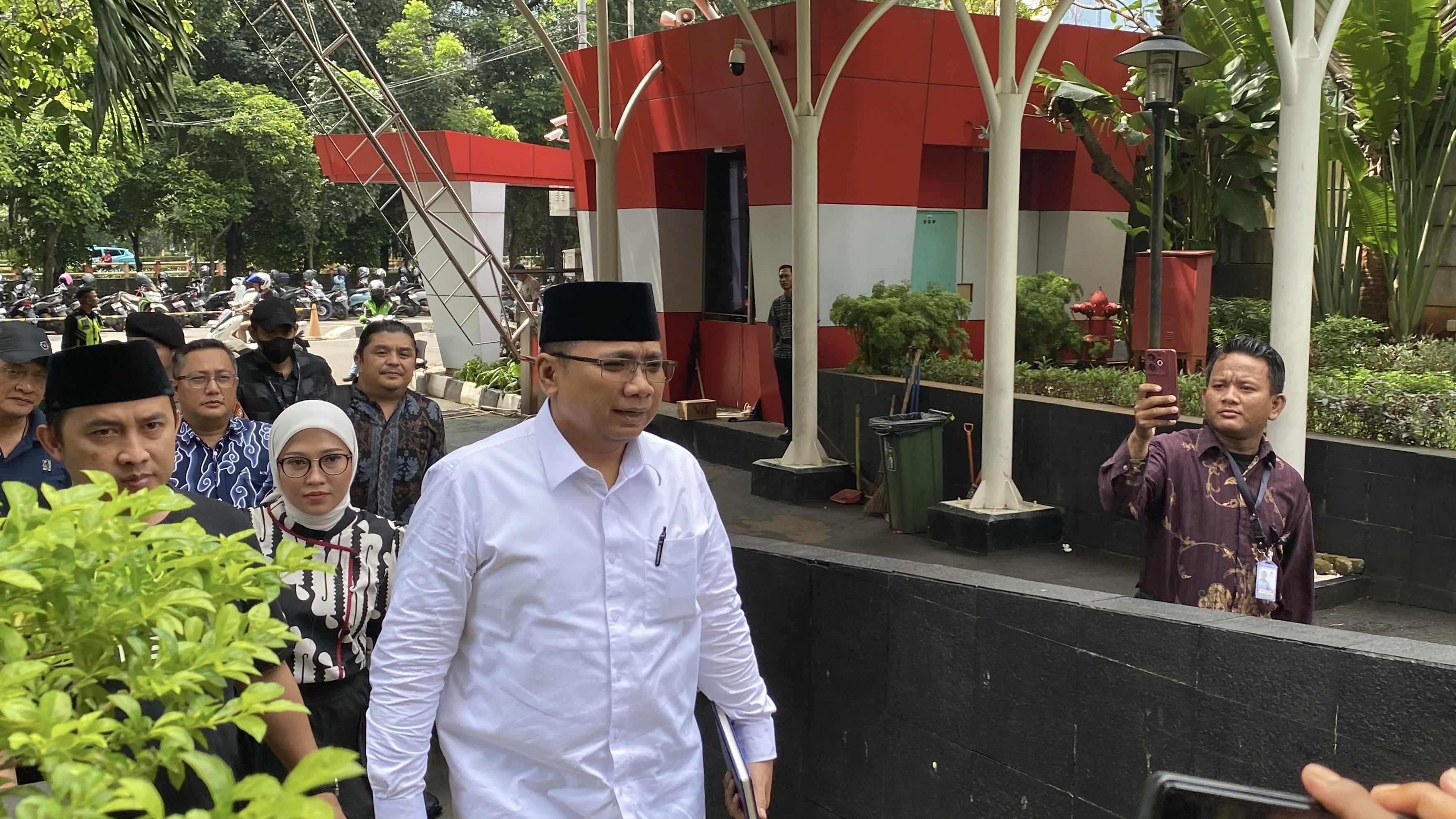 Tiba di KPK, Yaqut Cholil Qoumas Diperiksa untuk Tersangka Gus Alex
