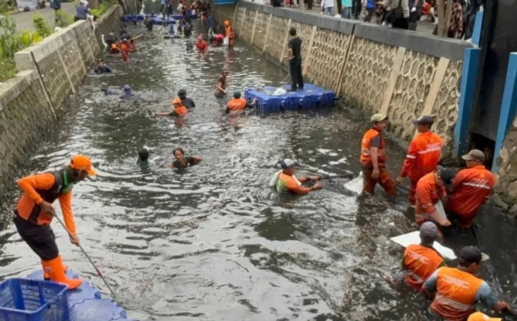 Pramono Rencanakan Bentuk PJLP Khusus Urus Ikan Sapu-Sapu