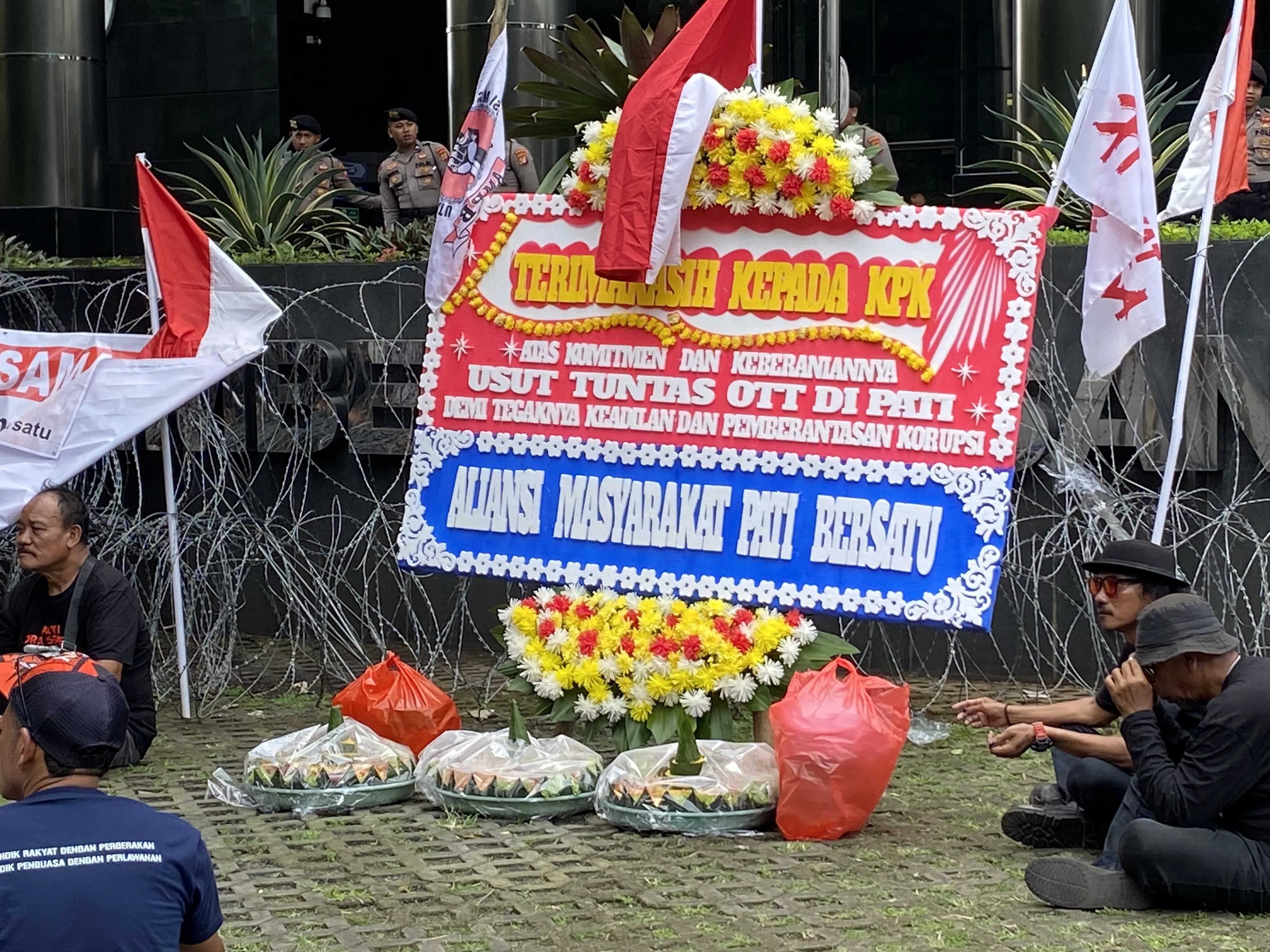 Syukuri OTT Sudewo, Warga Pati Gelar Tumpengan di Depan Gedung KPK