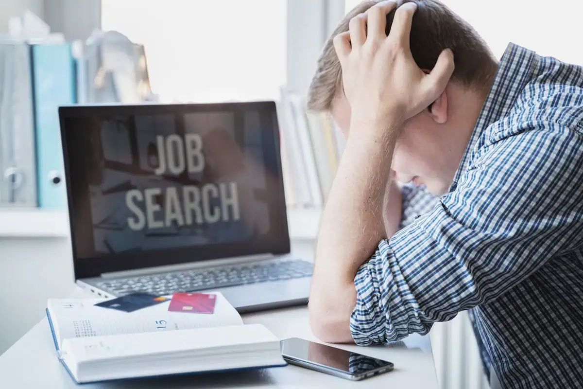 Banyak PHK, Pekerja Kini Cenderung Lakukan Job Hugging