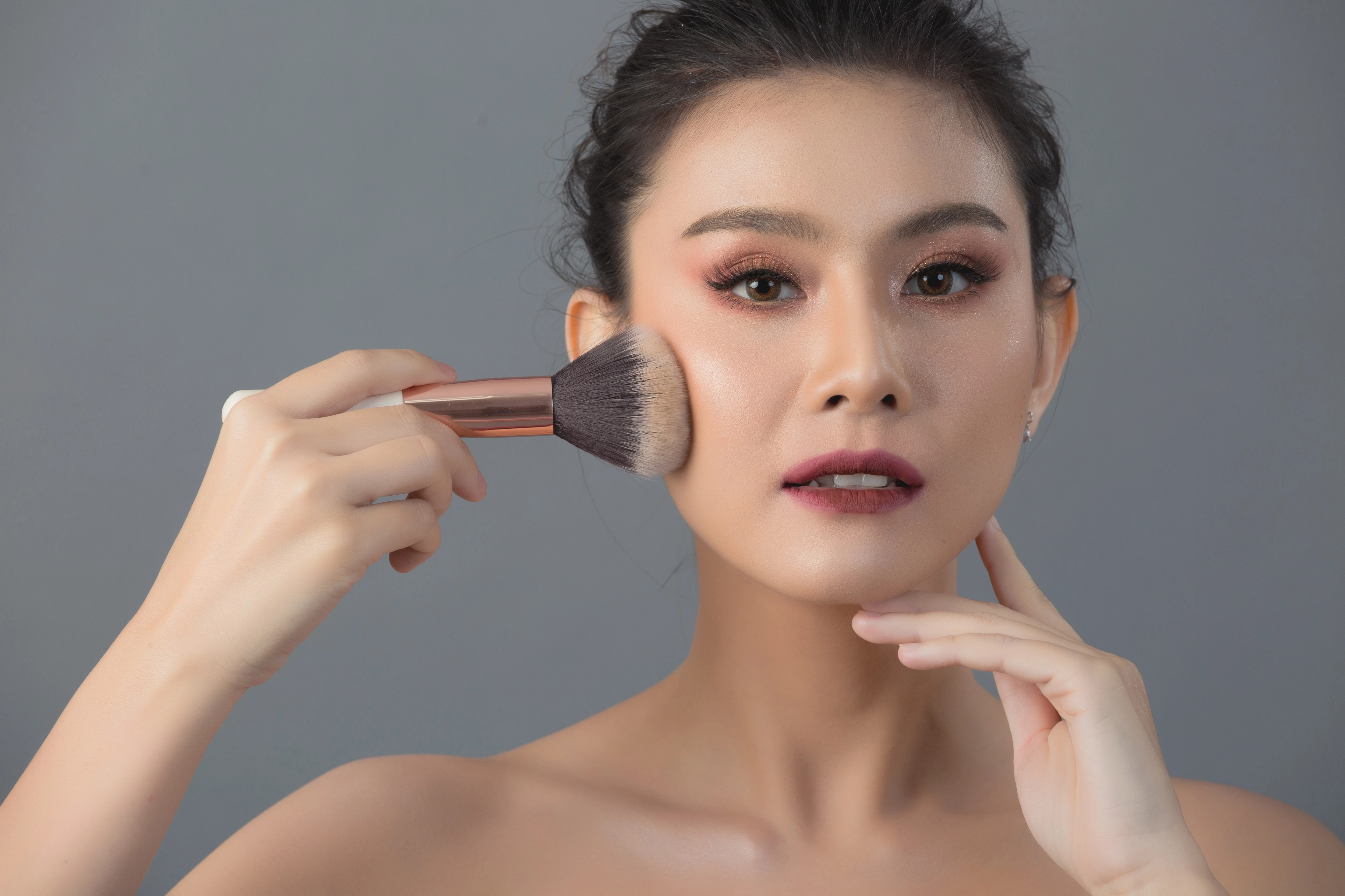 Makeup Crack Bikin Nggak Pede? Cari Tahu Penyebab Makeup Crack dan Solusinya