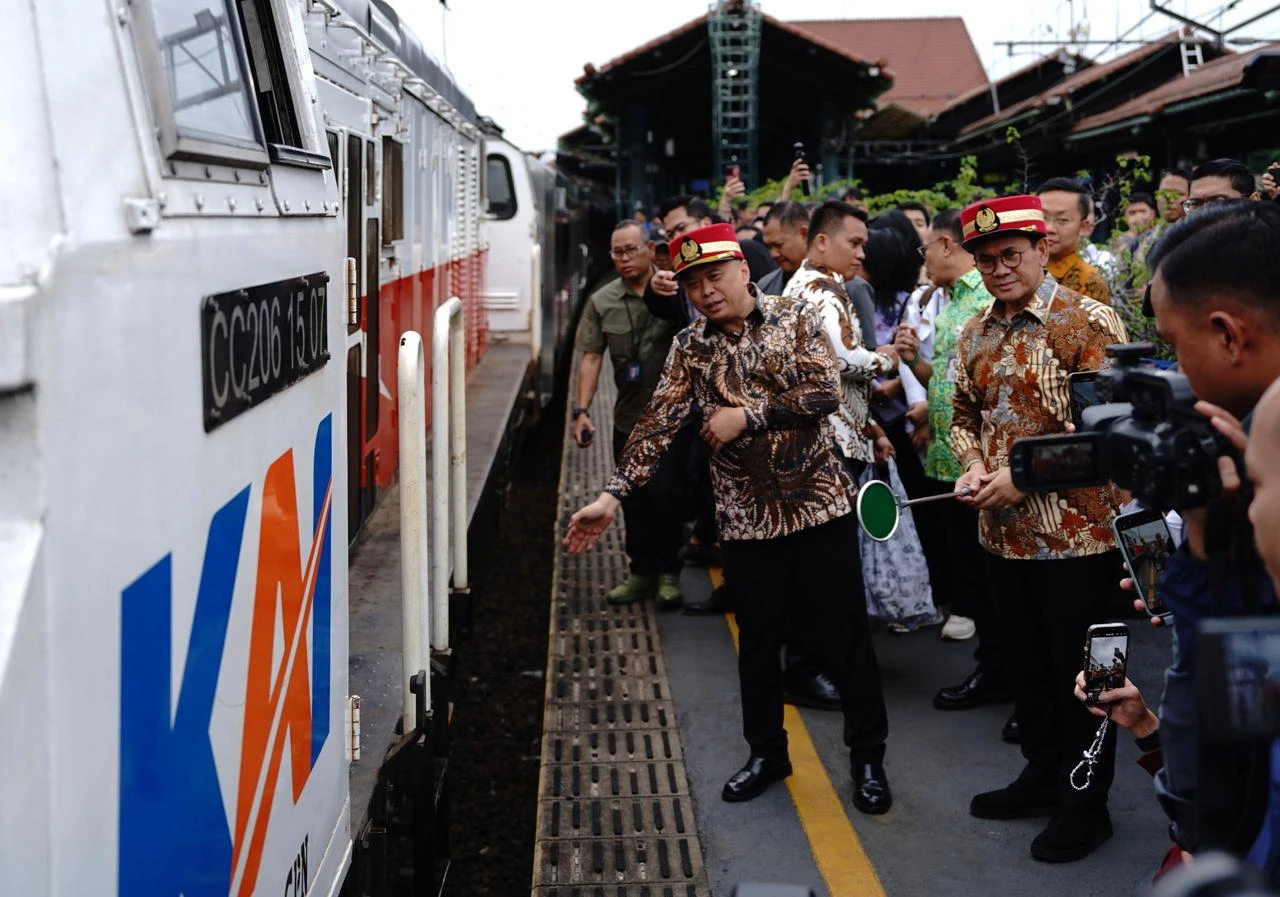 Menteri Perdagangan Budi Santoso bersama Menteri Perhubungan Dudy Purwagandhi