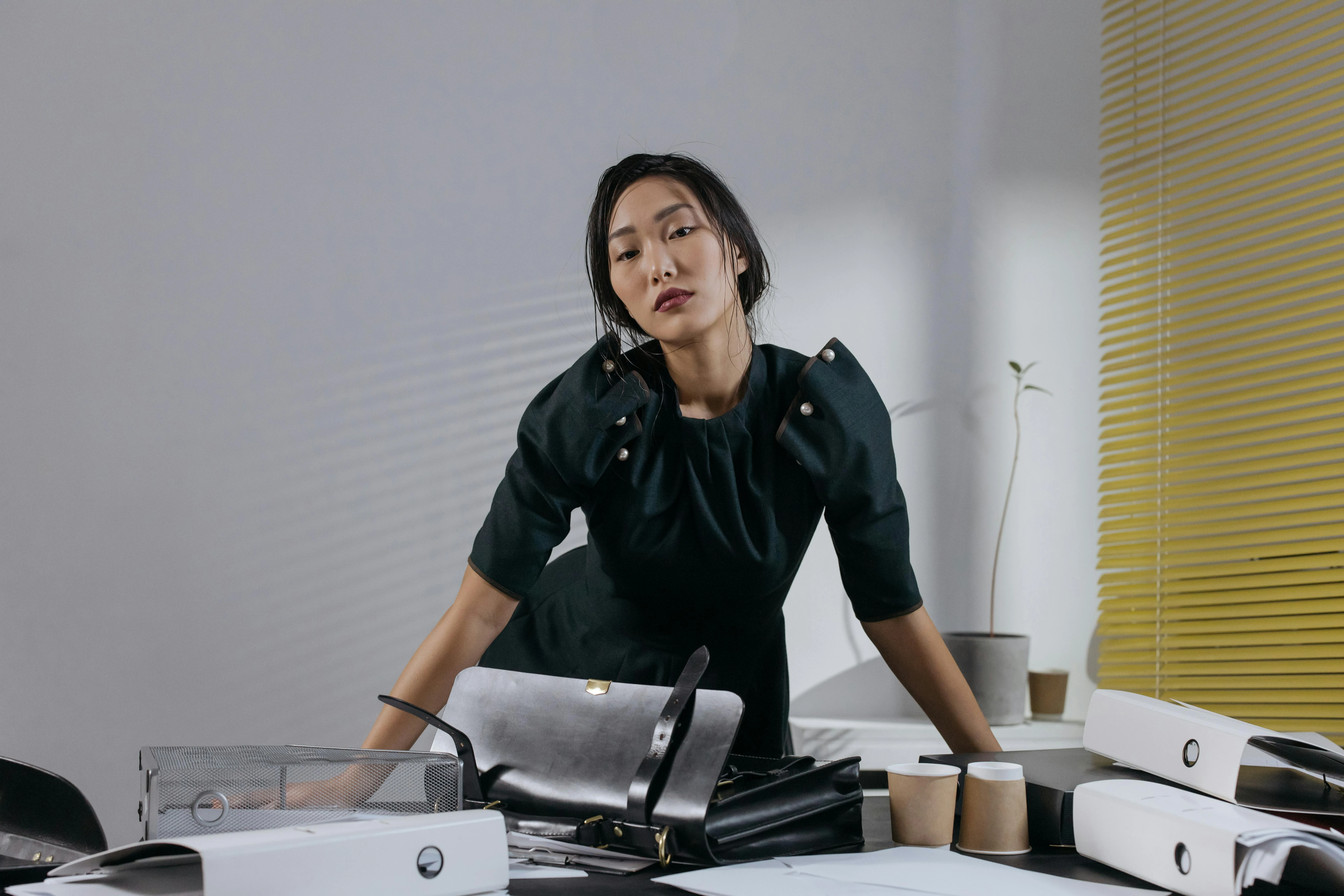 Cantik, Rapi, dan Profesional: Kenapa Perempuan Kerap Dituntut Lebih?