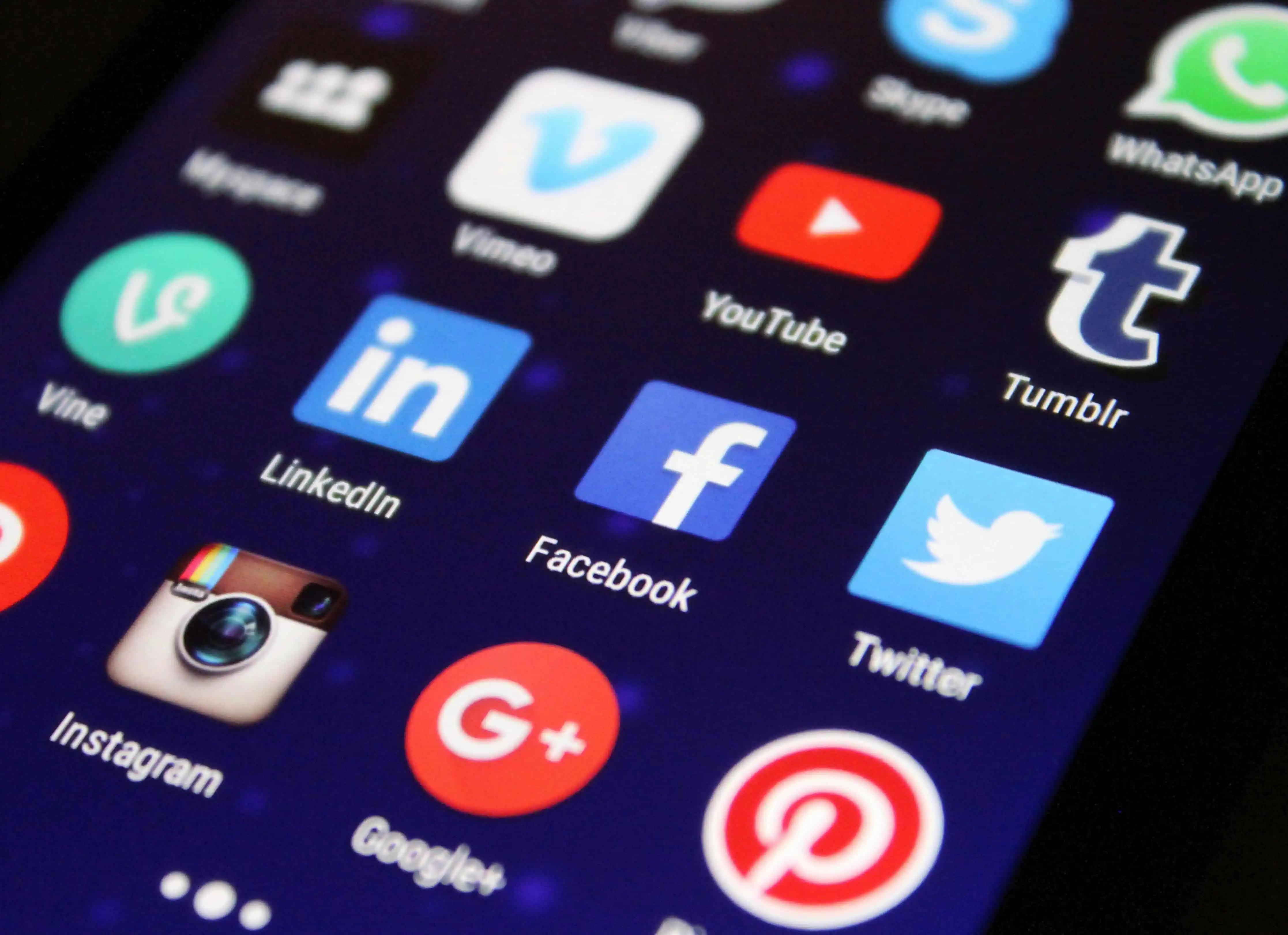 Wacana "Satu Orang Satu Akun Medsos" Mencuat, Ini Kata Wamenkomdigital dan Anggota DPR