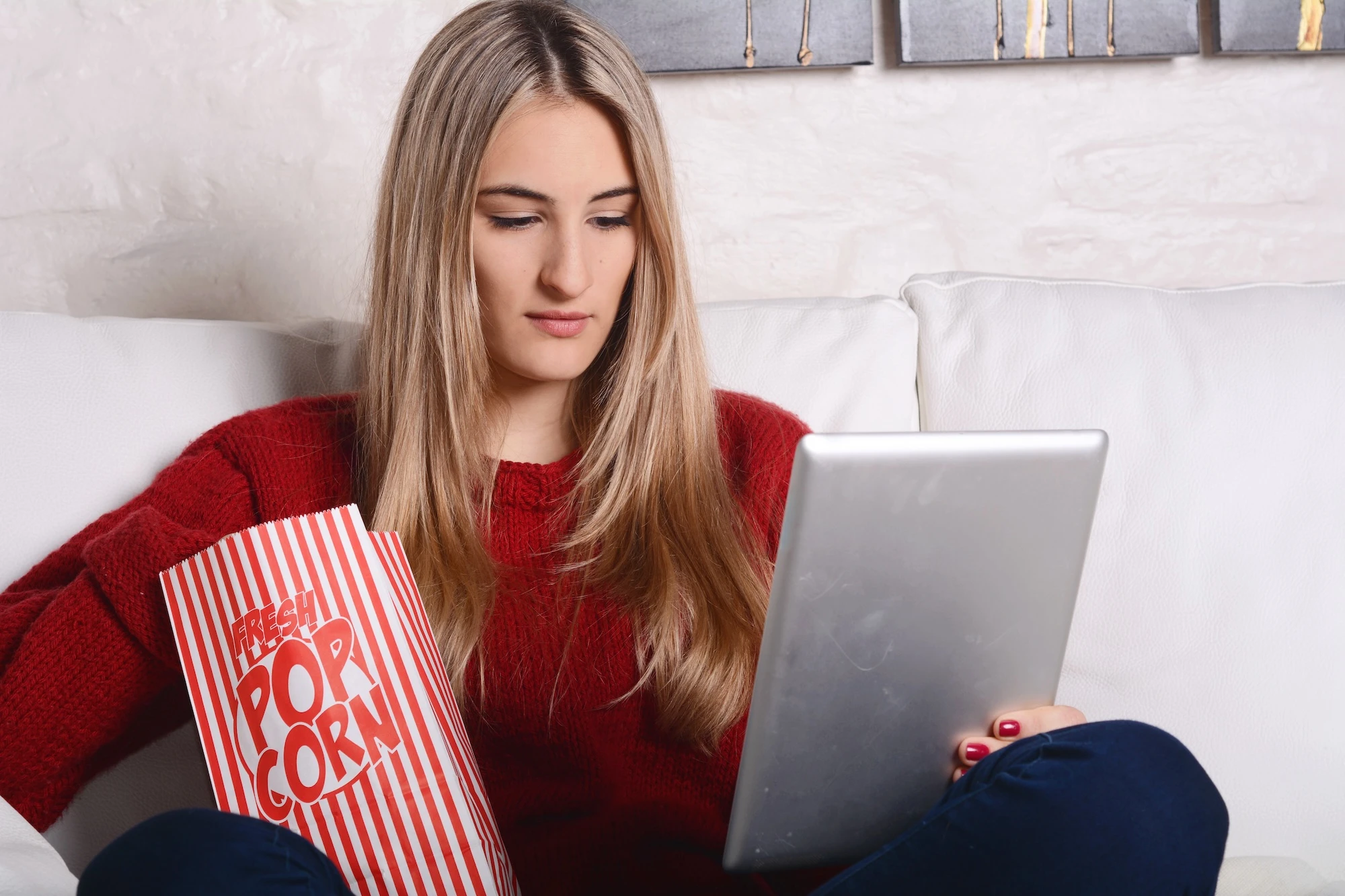 Survei Jakpat: Gen Z Doyan Scrolling Medsos dan Gaming Saat Me Time