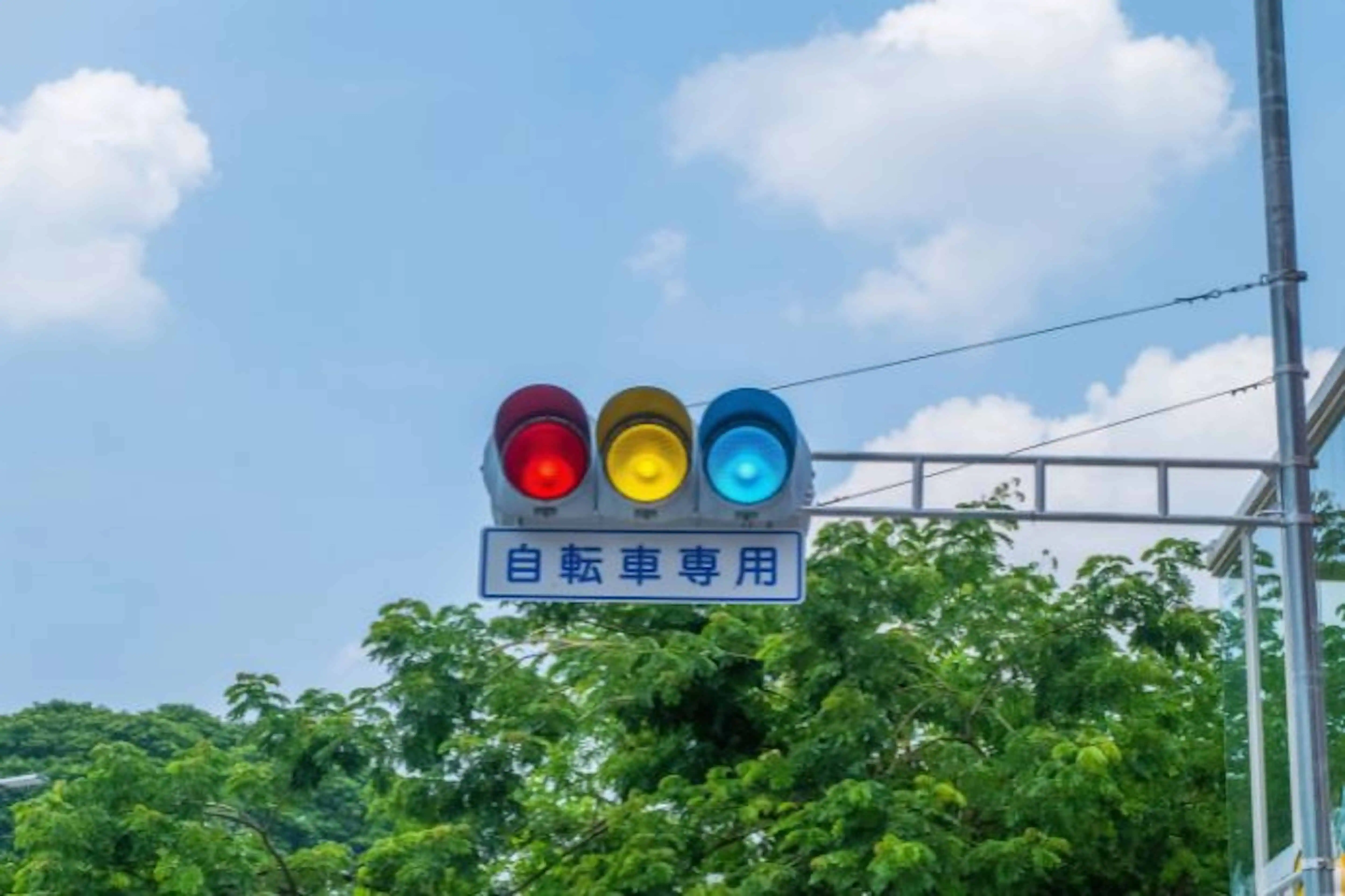 Aneh Banget, Jepang Punya Lampu Lalu Lintas Biru, Kok Bisa?