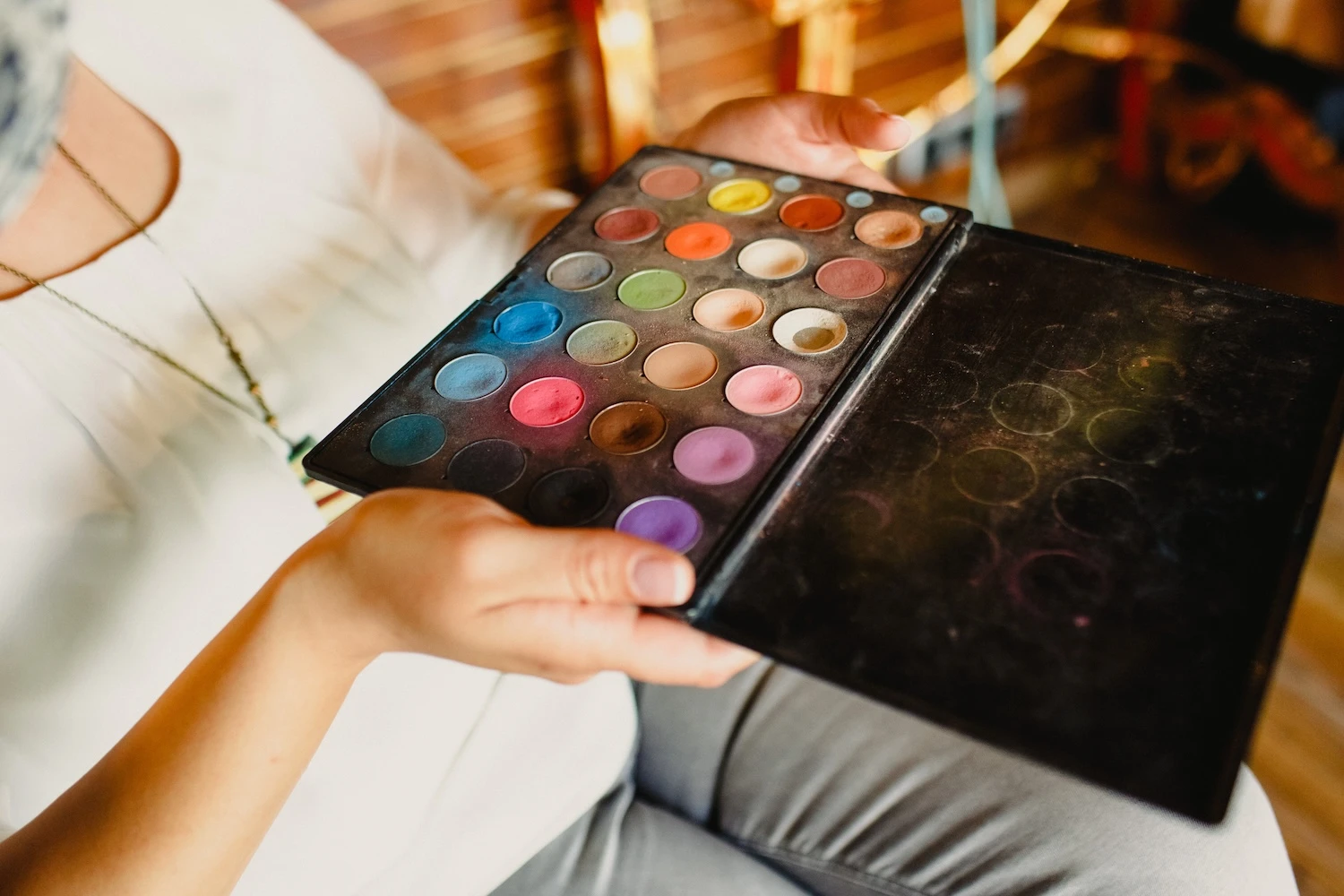 7 Rekomendasi Eyeshadow Lokal yang Super Pigmented, Easy to Blend, dan Sudah BPOM