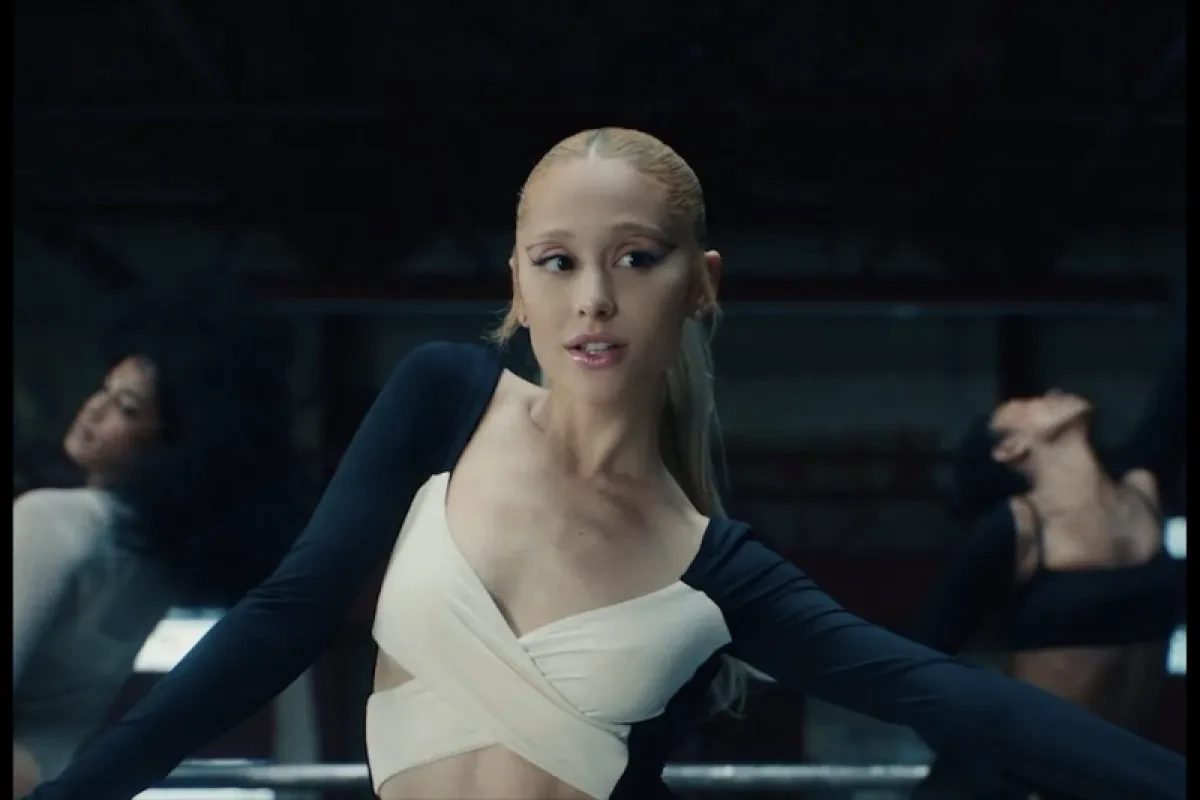 Ariana Grande dan Ethan Slater Resmi Putus