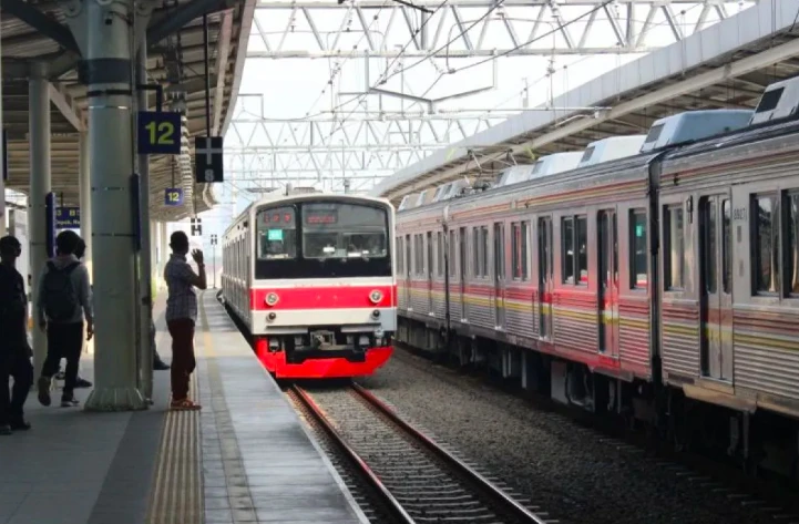 Drama Hilangnya Tumbler di KRL: Etika Penumpang VS Nasib Petugas Lapangan