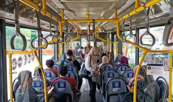 Viral karena Kursi, Siapa Sebenarnya Berhak Duduk di Transjakarta?