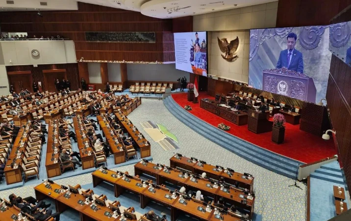 Bongkar Pendidikan Wakil Rakyat: Masihkah Relevan Menuntut Gelar Tinggi di Kursi Dewan?