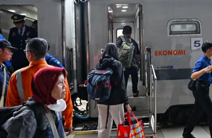 Sejumlah penumpang memasuki  kereta api