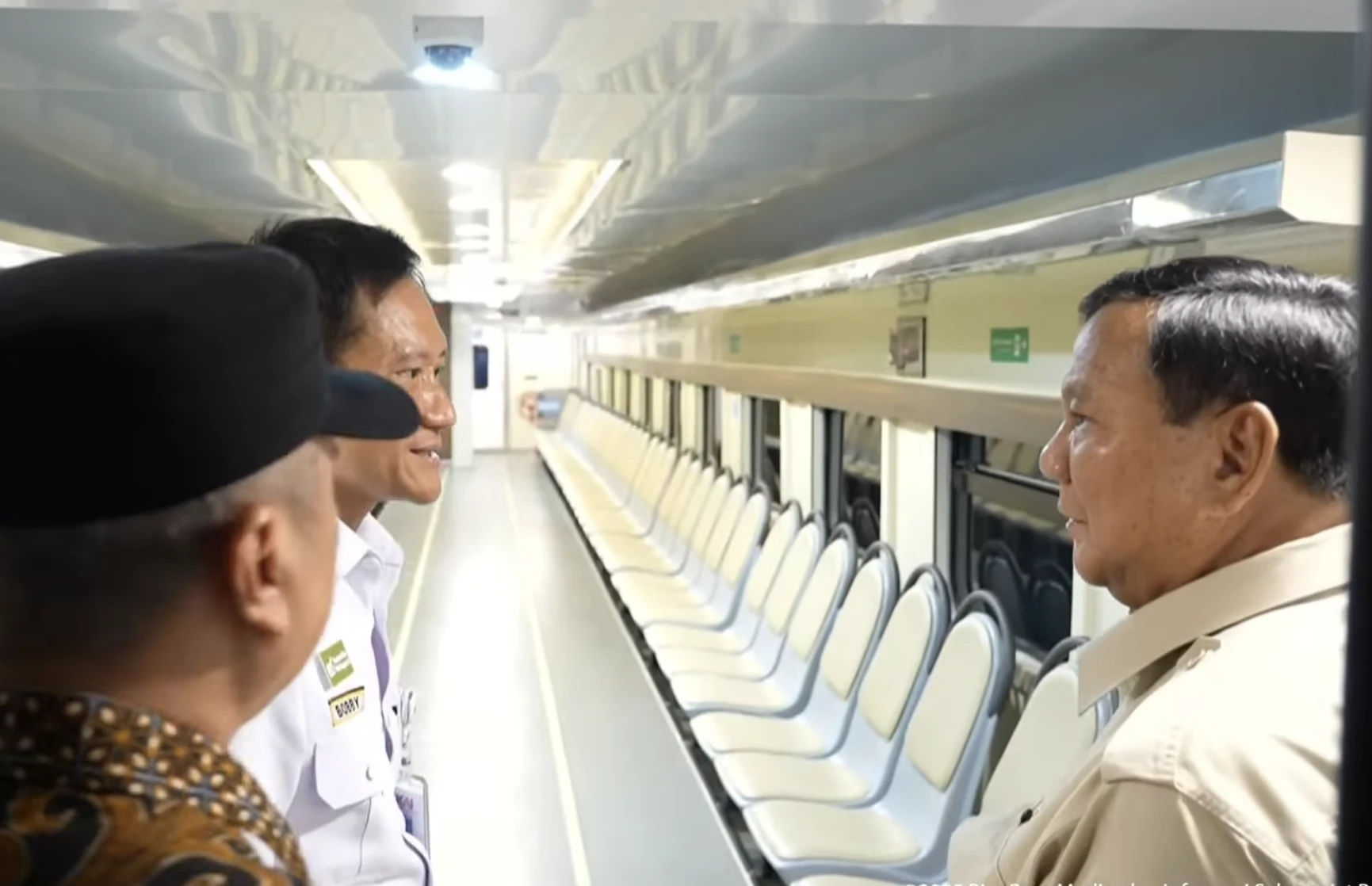 Prabowo Tinjau Gerbong Khusus Petani di Manggarai, KAI Siapkan 8 Unit Kereta