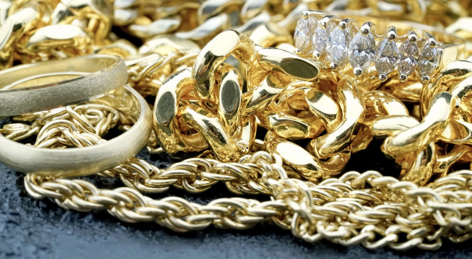 Harga Emas Dunia Bersinar Didorong Ekspektasi Pemotongan Suku Bunga Fed