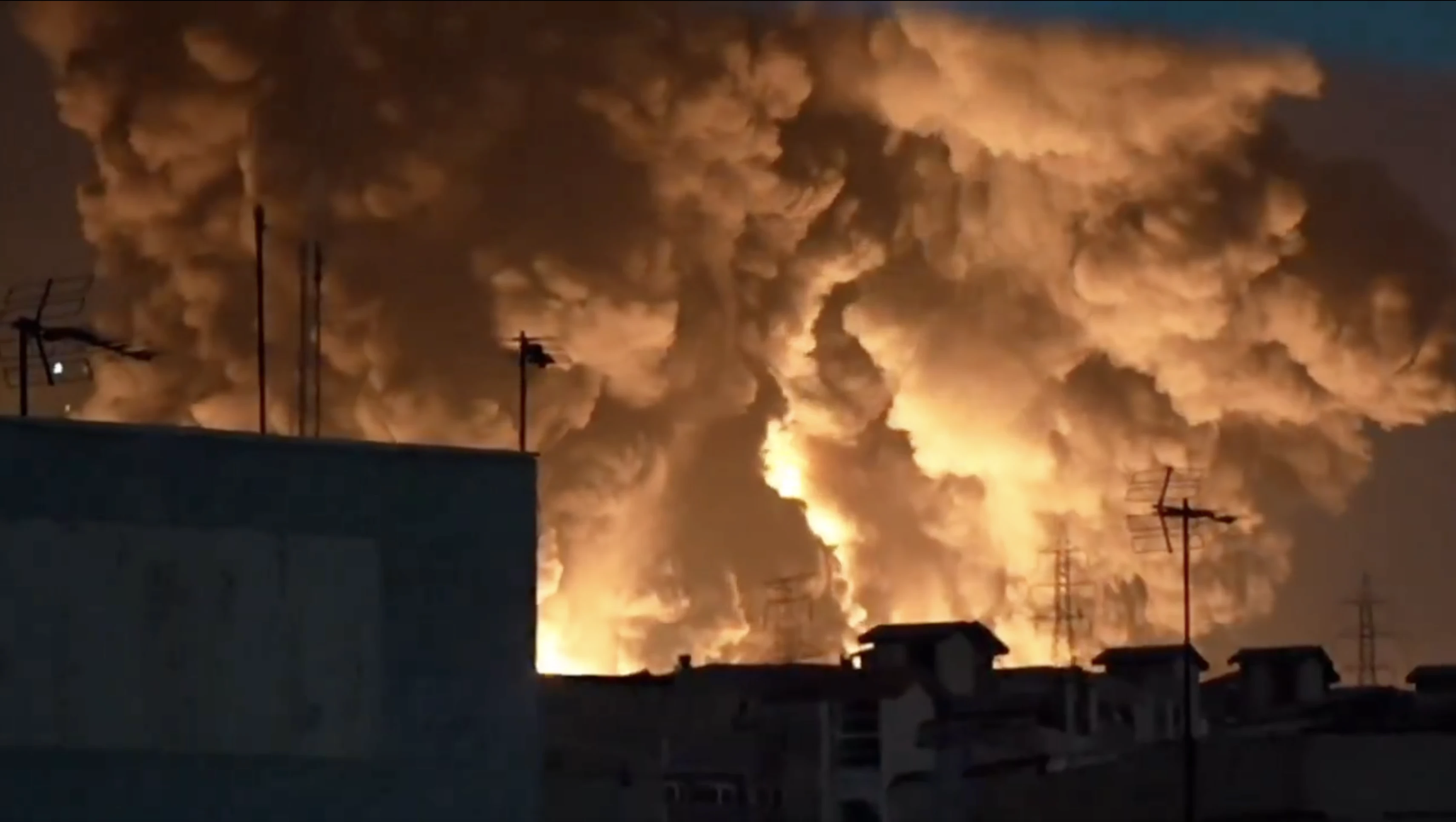 Foto terbakarnya kilang minyak Iran yang diserang AS dan Israel