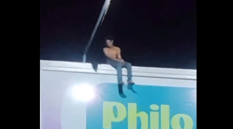 Negosiasi 90 Menit: Polisi Selamatkan Pria Depresi yang Nekat Panjat Reklame di Tangerang