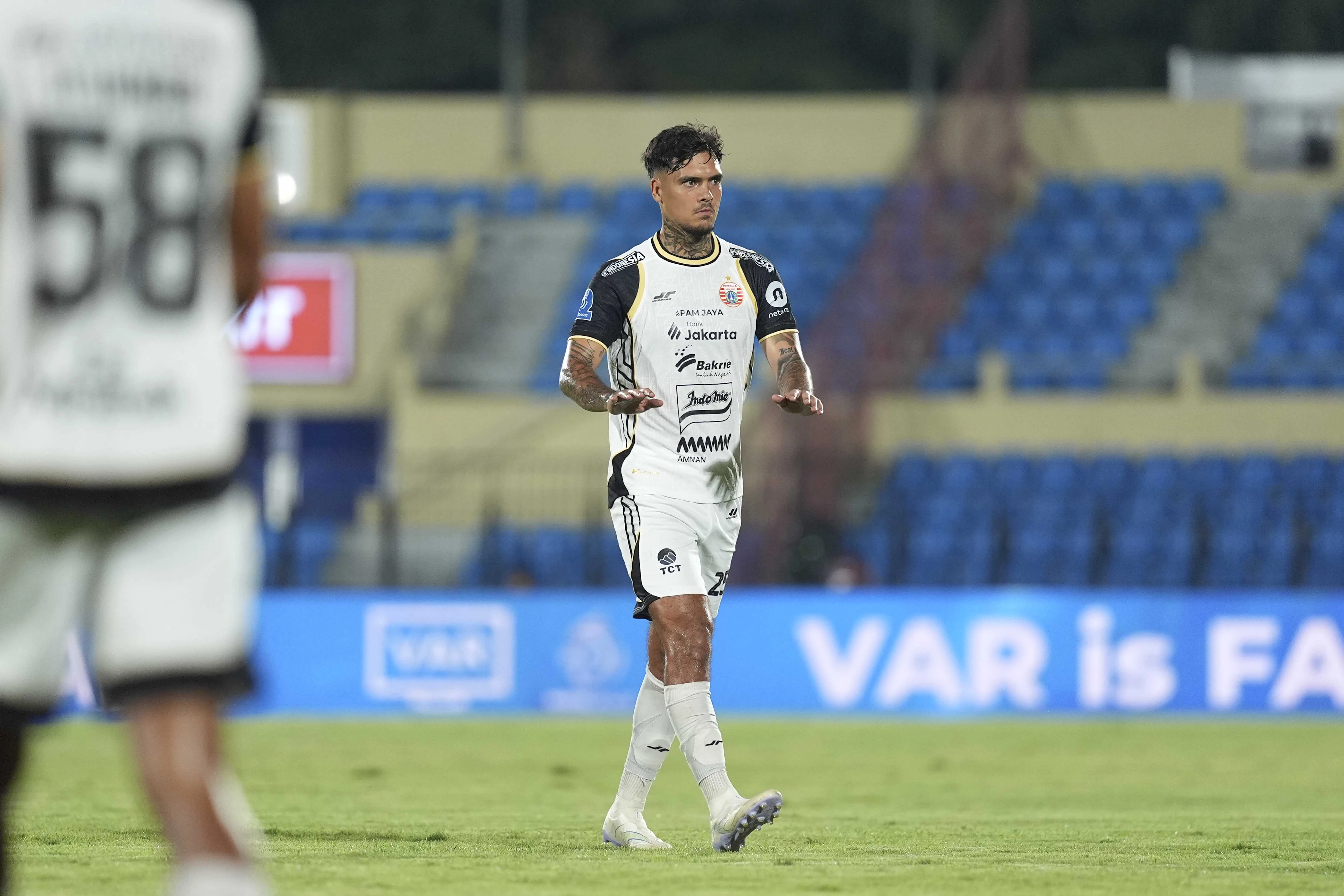 Bek Persija Jakarta, Shayne Pattynama