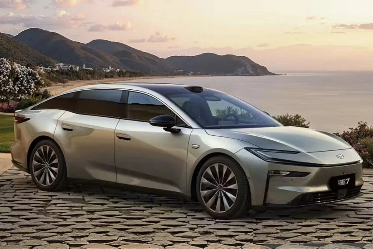 Toyota bZ7: Sedan Listrik Futuristik dengan Teknologi Huawei DriveONE
