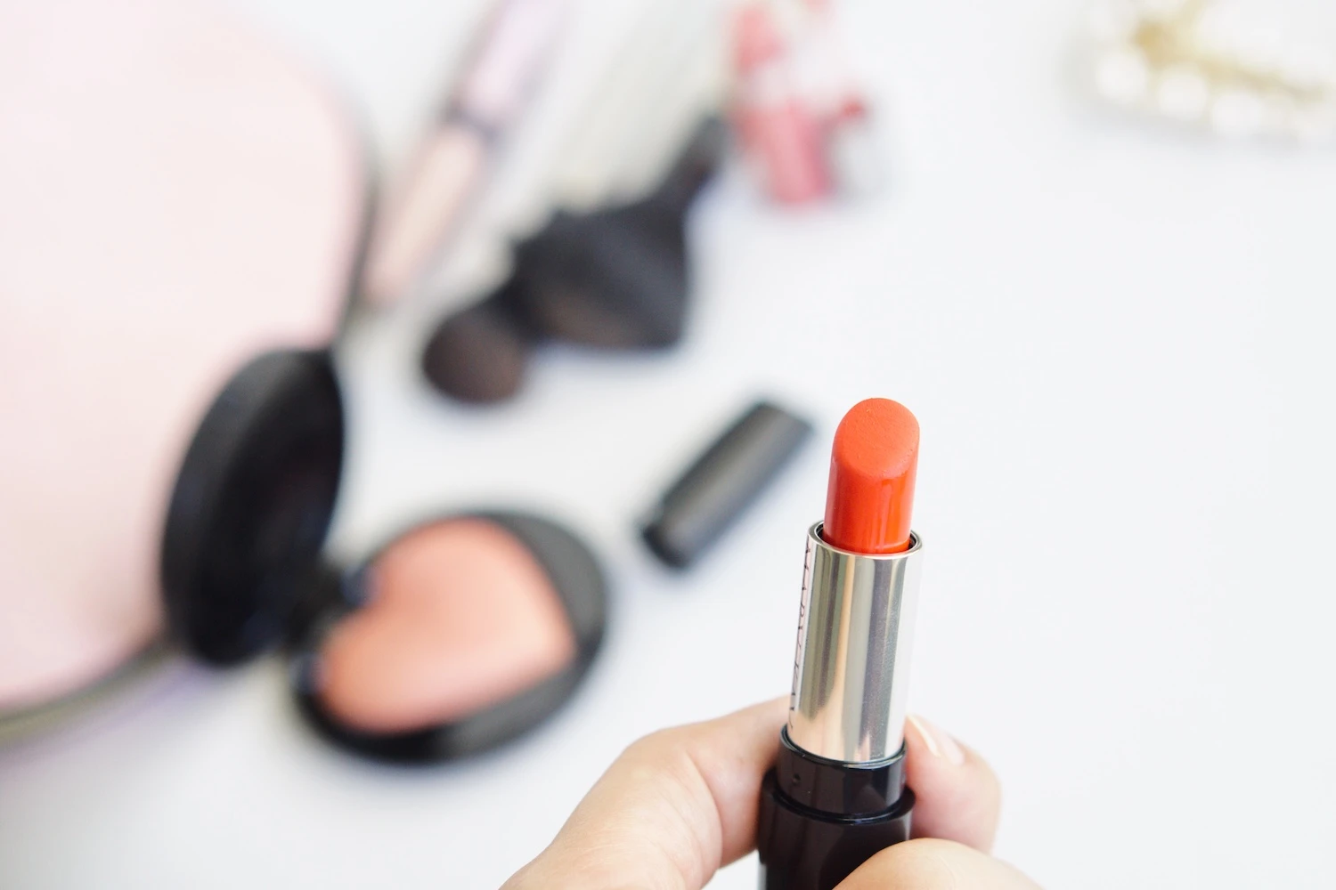 7 Warna Lipstik yang Membuat Wajah Cerah Tanpa Effort Bikin Glow Up Instan!