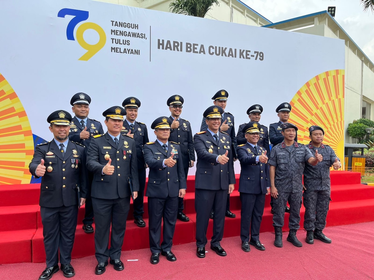 Menteri Keuangan Purbaya Yudhi Sadewa (tengah) saat perayaan Hari Bea Cukai ke-79 di Jakarta, Senin (13/10/2005).