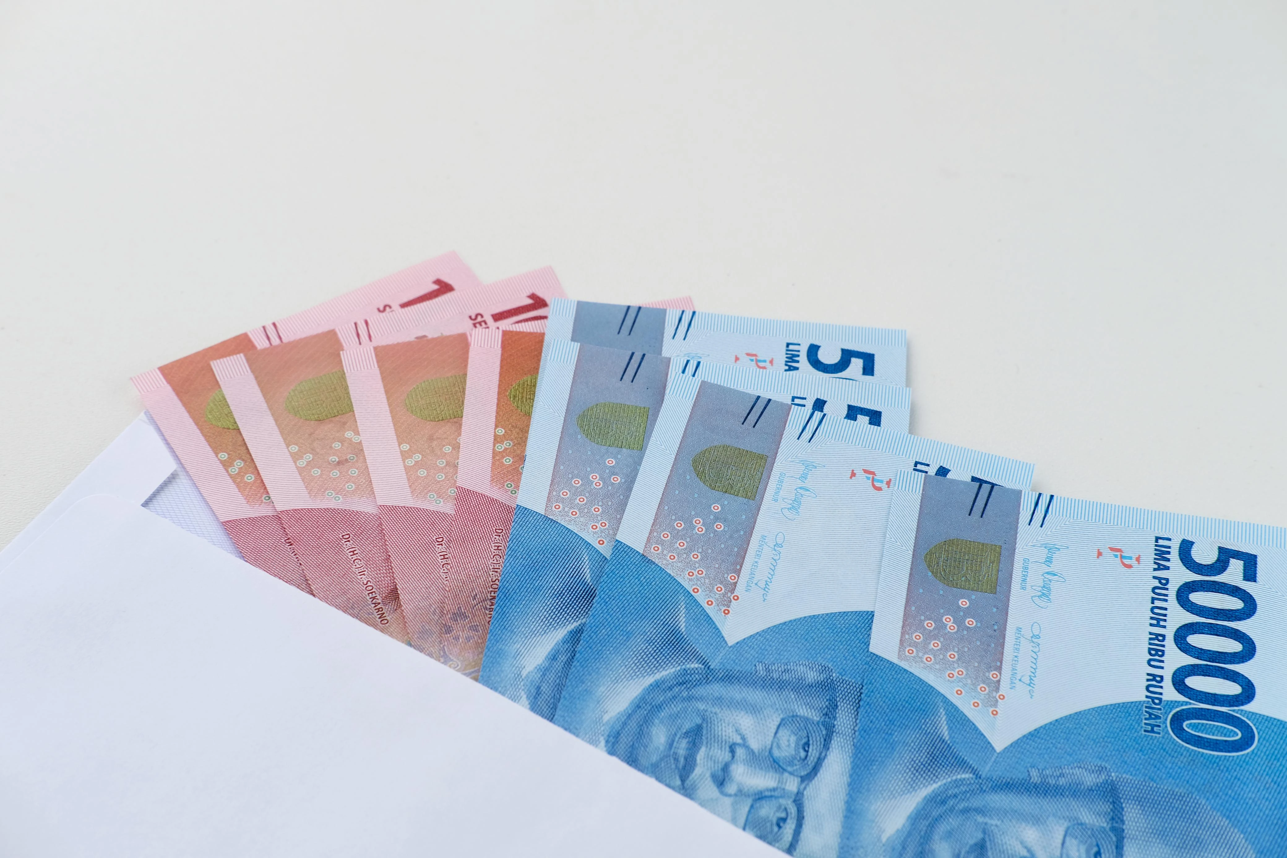 Rupiah Ditutup Menguat 16 Poin ke Rp16.701, Sentimen Global dan Isu Redenominasi Jadi Sorotan