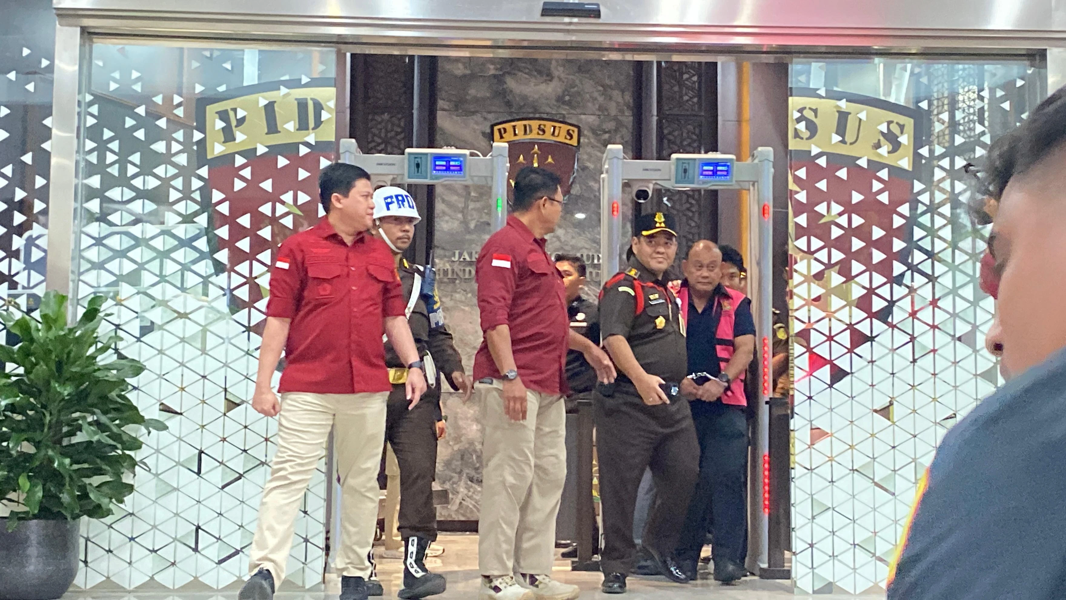 Mantan Kepala Badan Gizi Nasional (BGN) Dadan Hindayana saat keluar dari Gedung Kejagung,