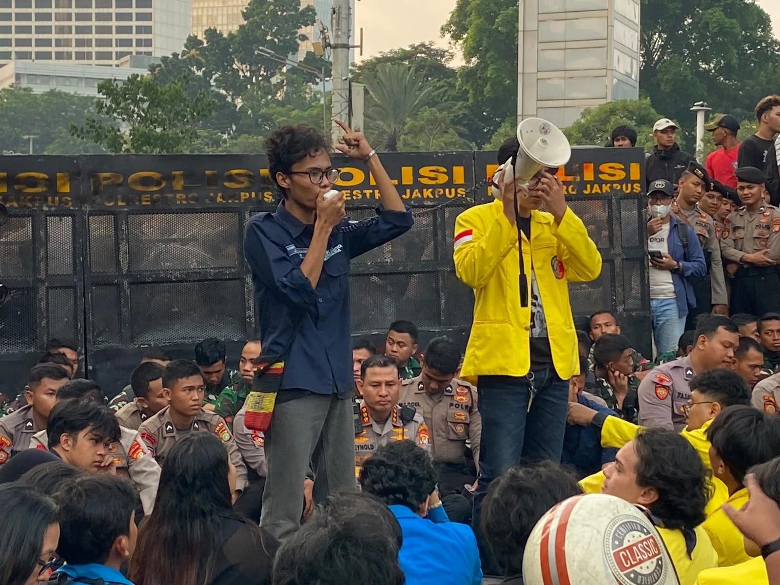 Massa Aksi Orasi di Jalan Tosari, Disaksikan Kapolres Jakarta Pusat