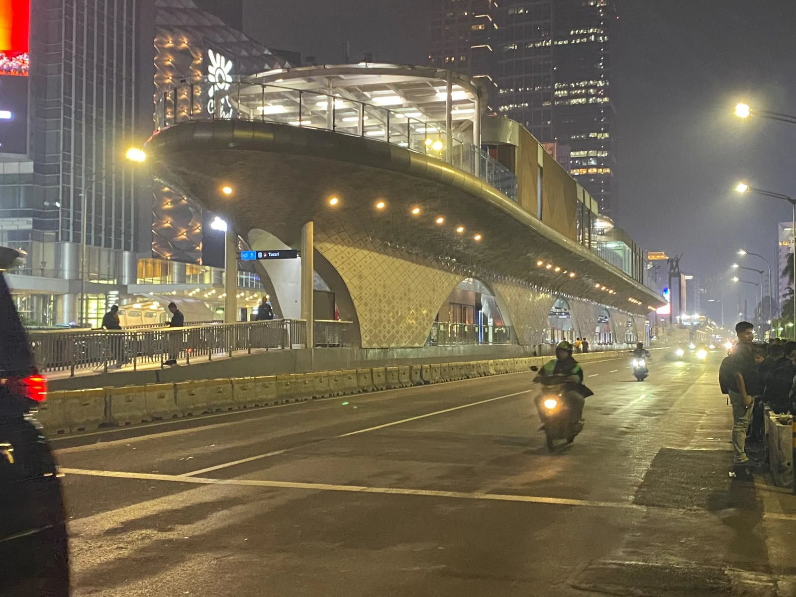 Lalu Lintas Jalan Sudirman Sudah Mulai Dibuka usai Ditutup akibat Demo