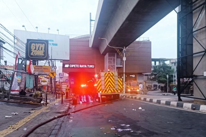 Kebakaran di kawasan Stasiun MRT Cipete Raya