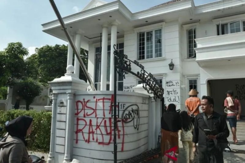 Sejumlah massa tidak dikenal mendatangi rumah Anggota DPR Surya Utama atau Uya Kuya di Pondok Bambu, Jakarta Timur, Minggu (31/8/2025)