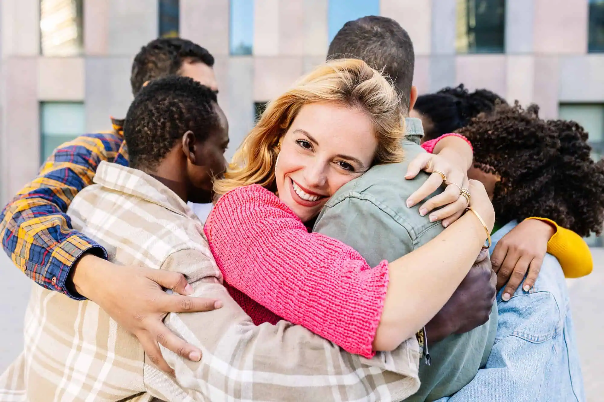 Pelukan Setiap Hari Bisa Bikin Tubuh Lebih Sehat? Ini Penjelasan Ilmiahnya